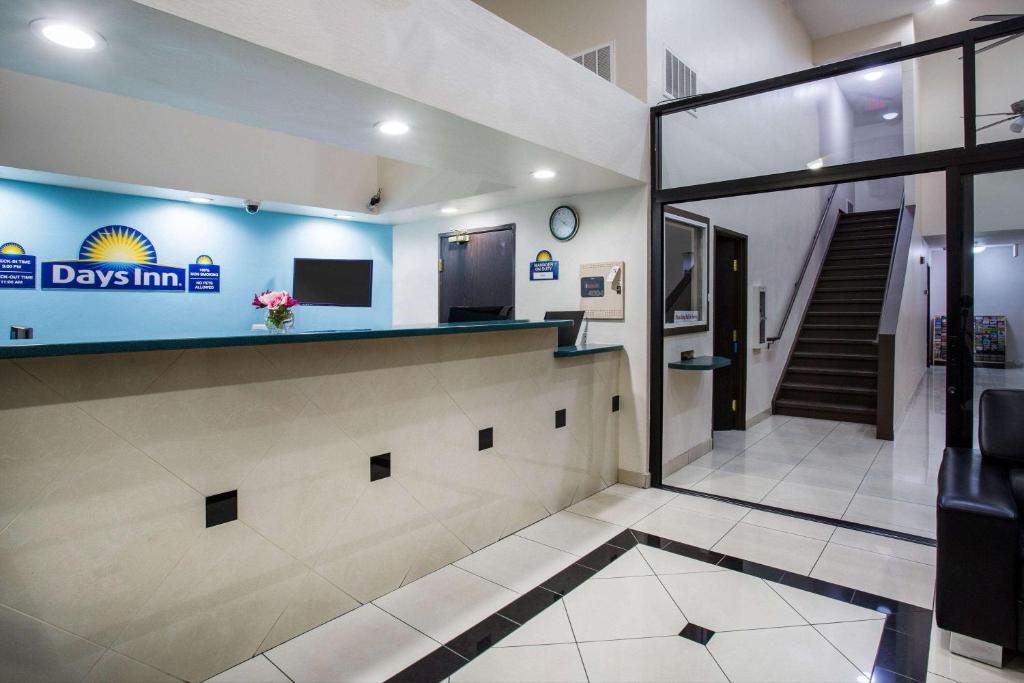 Days Inn by Wyndham Phoenix North image 11