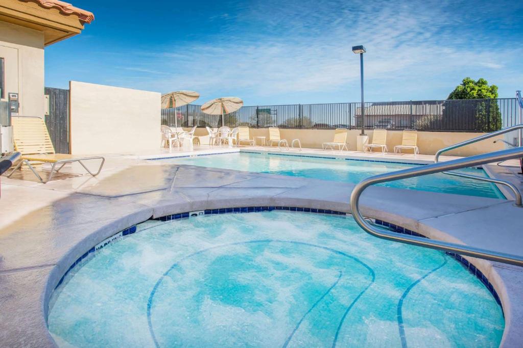 Days Inn by Wyndham Phoenix North image 13