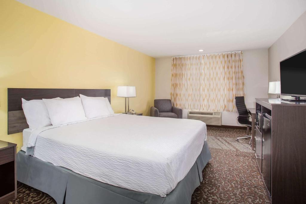 Days Inn by Wyndham Phoenix North image 17