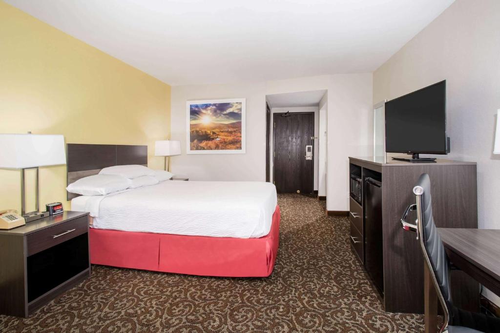 Days Inn by Wyndham Phoenix North image 18