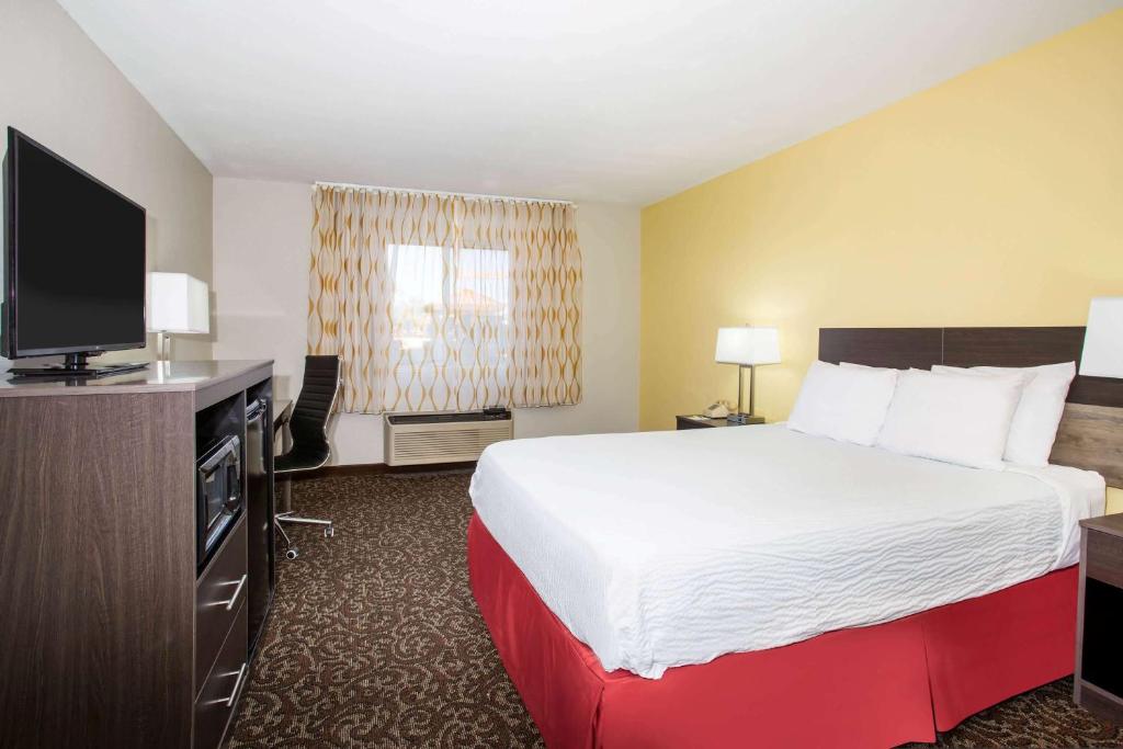 Days Inn by Wyndham Phoenix North image 20