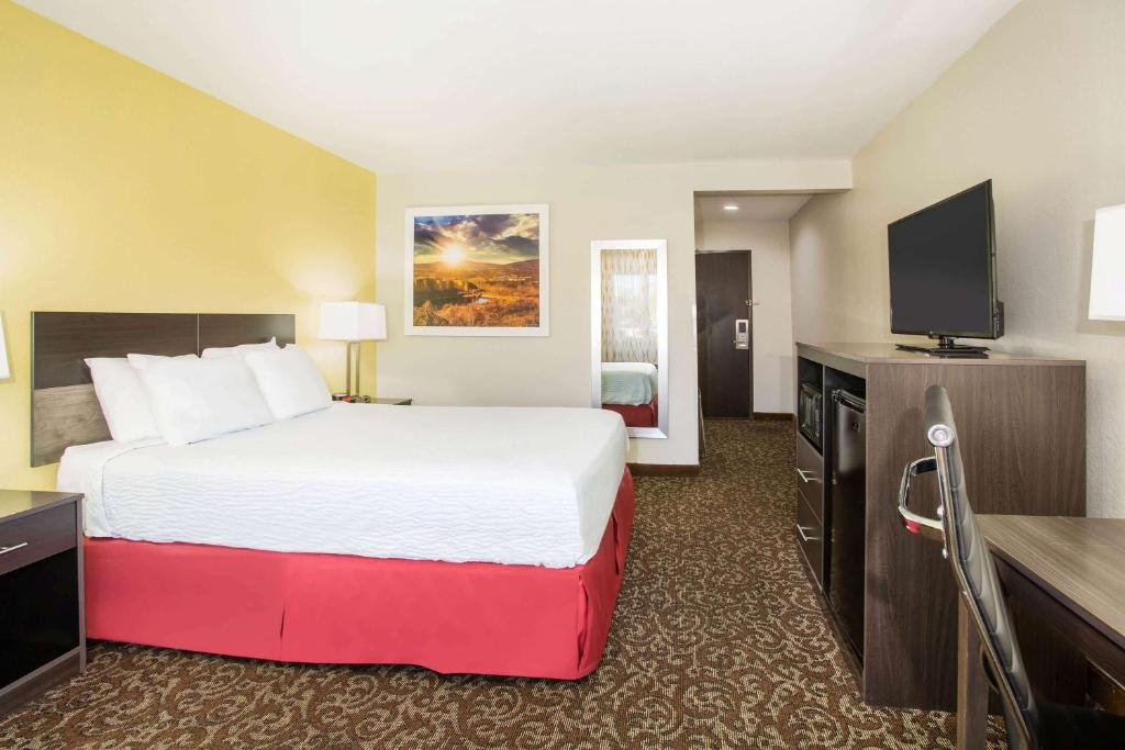 Days Inn by Wyndham Phoenix North image 22