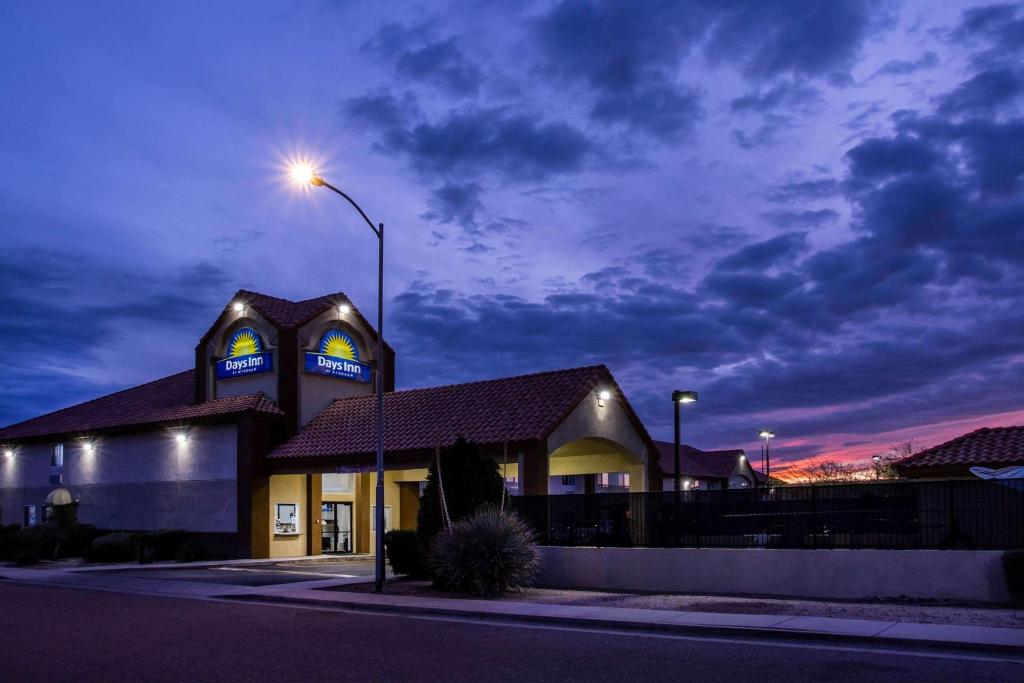 Days Inn by Wyndham Phoenix North image 6